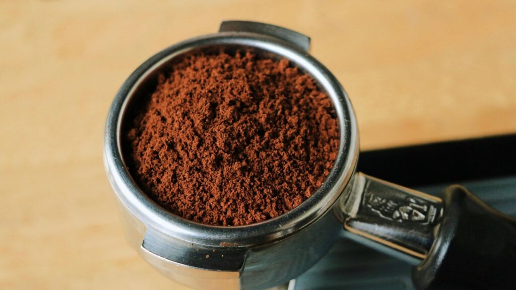 Cómo usar los posos de café para fertilizar tu jardín y césped de forma natural y efectiva
