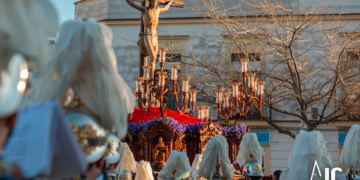 El Santísimo Cristo del Perdón en su salida extraordinaria por el Cincuentenario de la hermandad / Javier Romero Díaz