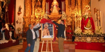 Jaime Gutiérrez, hermano mayor, y Juan Méndez, autor, en la presentación del cartel anunciador de la procesión de la Virgen del Rosario