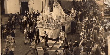 La imagen mariana, en el transcurso de su traslado a la Parroquia de Santa Ana, con motivo de las Santas Misiones de 1957