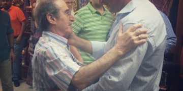 El hermano mayor electo es felicitado por su padre, Fernando Barrera Cuñado, hermano fundador y número 2 de la Defensión