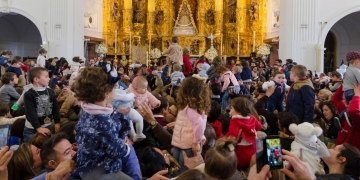 Niños ante la Virgen del Rocío / J. Pérez · EFE