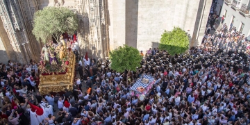 Aglomeración en Santiago el Miércoles Santo / Cristo García