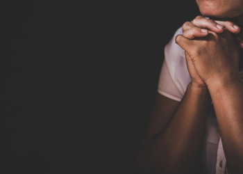 vida cristiana crisis oracion dios mujer ora que dios bendiga deseos tener vida mejor manos mujer orando dios biblia pidiendo perdon creer bondad 1150 12950