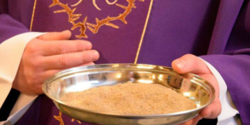 2020 cuaresma sacerdote ceniza 702x526 1