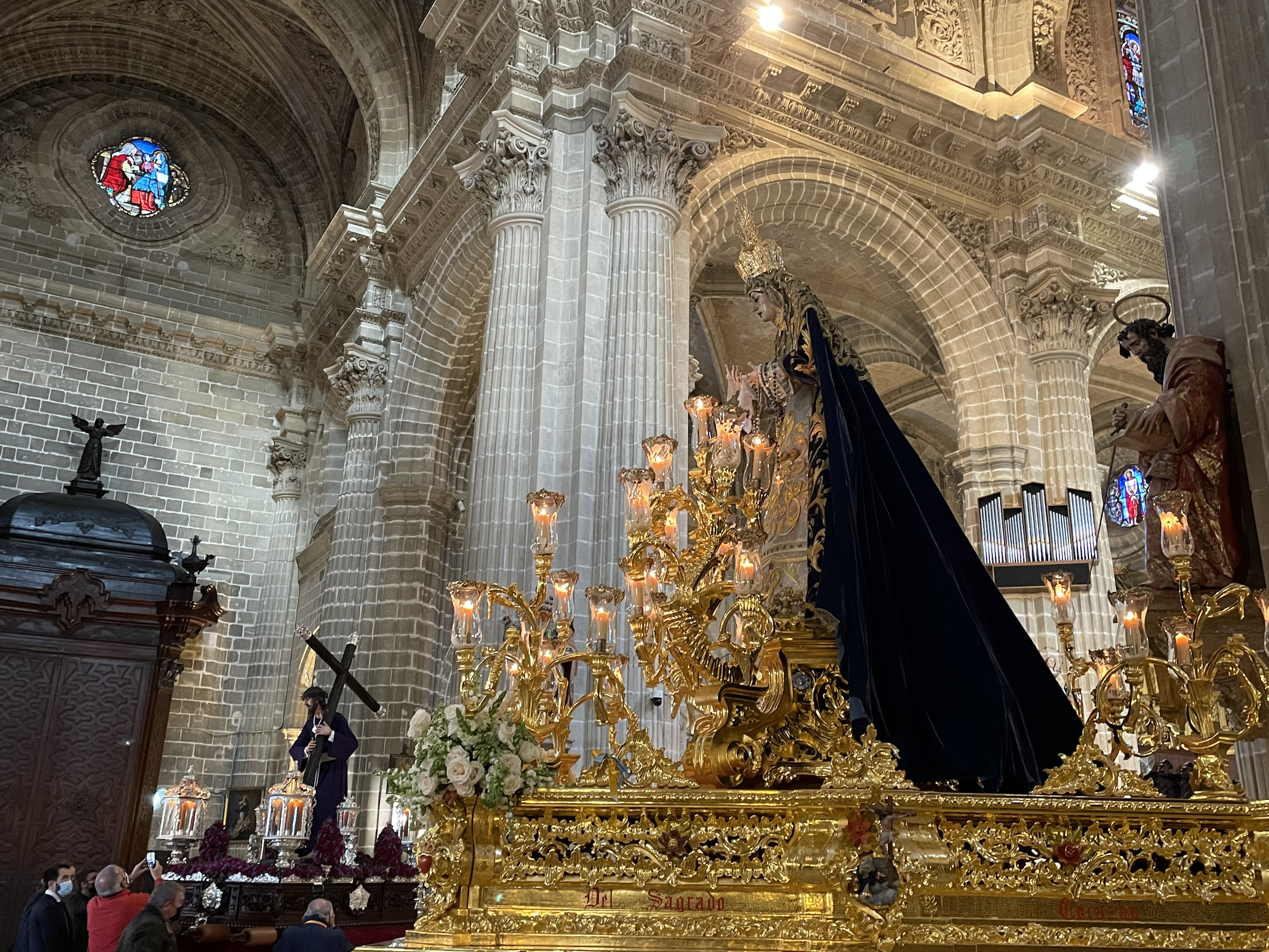 Salud y Esperanza y el Señor de la Salud de San Rafael en la Catedral / Alejandro Melero