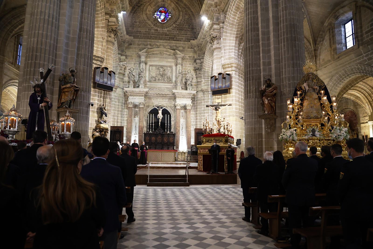 Imagen del rezo del Vía Crucis / Cristo García