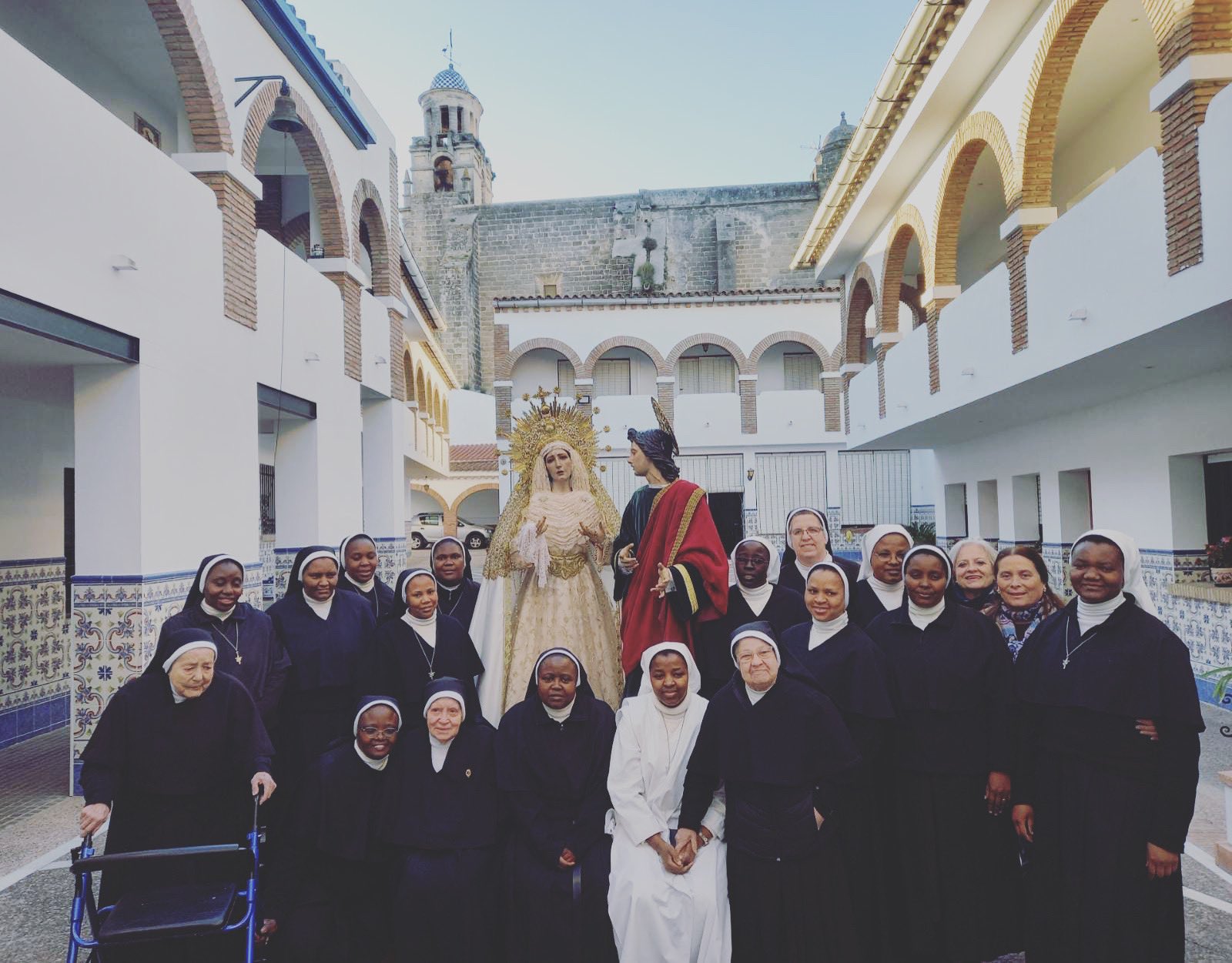 La Virgen de los Remedios, ayer, en el patio del convento junto a las hermanas agustinas / Foto: N. Gallardo - Hermandad del Amor