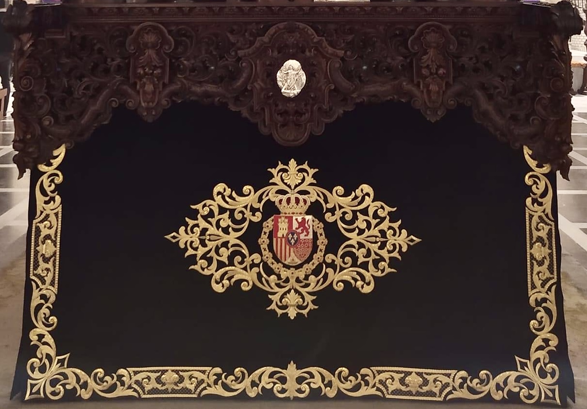 Bordado del escudo de la Casa Real en el faldón delantero