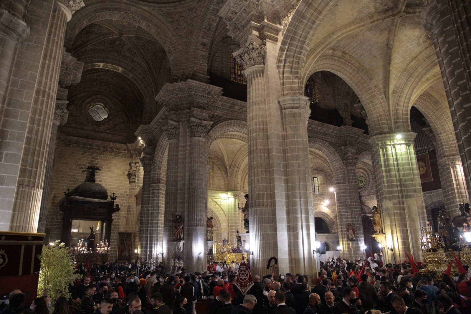 Las hermandades de San Rafael, El Amor y el misterio de los Judíos, en la Catedral / Alejandro Melero