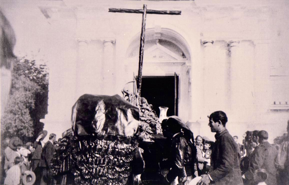 Hasta finales de los años 30 del pasado siglo XX, el paso alegórico iba portado por cargadores con horquillas, vestidos con túnicas y bacalaos negros