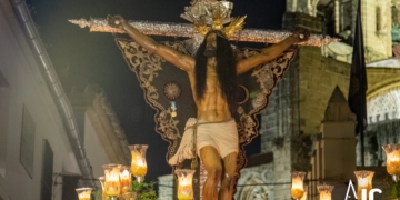 El Cristo de la Expiración, por calle Barja, instantes antes de llegar a la Cruz Vieja