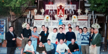 Feliciano Gil, a la izquierda, con la juventud cofrade, en un montaje de altar de la Hermandad de la Yedra para la Solemnidad del Corpus Christi en la Rotonda de los Casinos a mediados de los años 90
