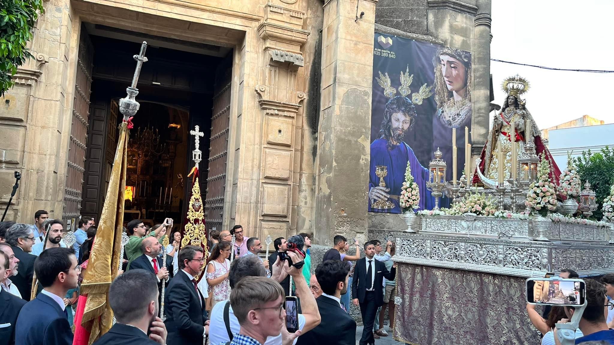 La Virgen del Rosario de los Montañeses a su paso por la iglesia de San Marcos