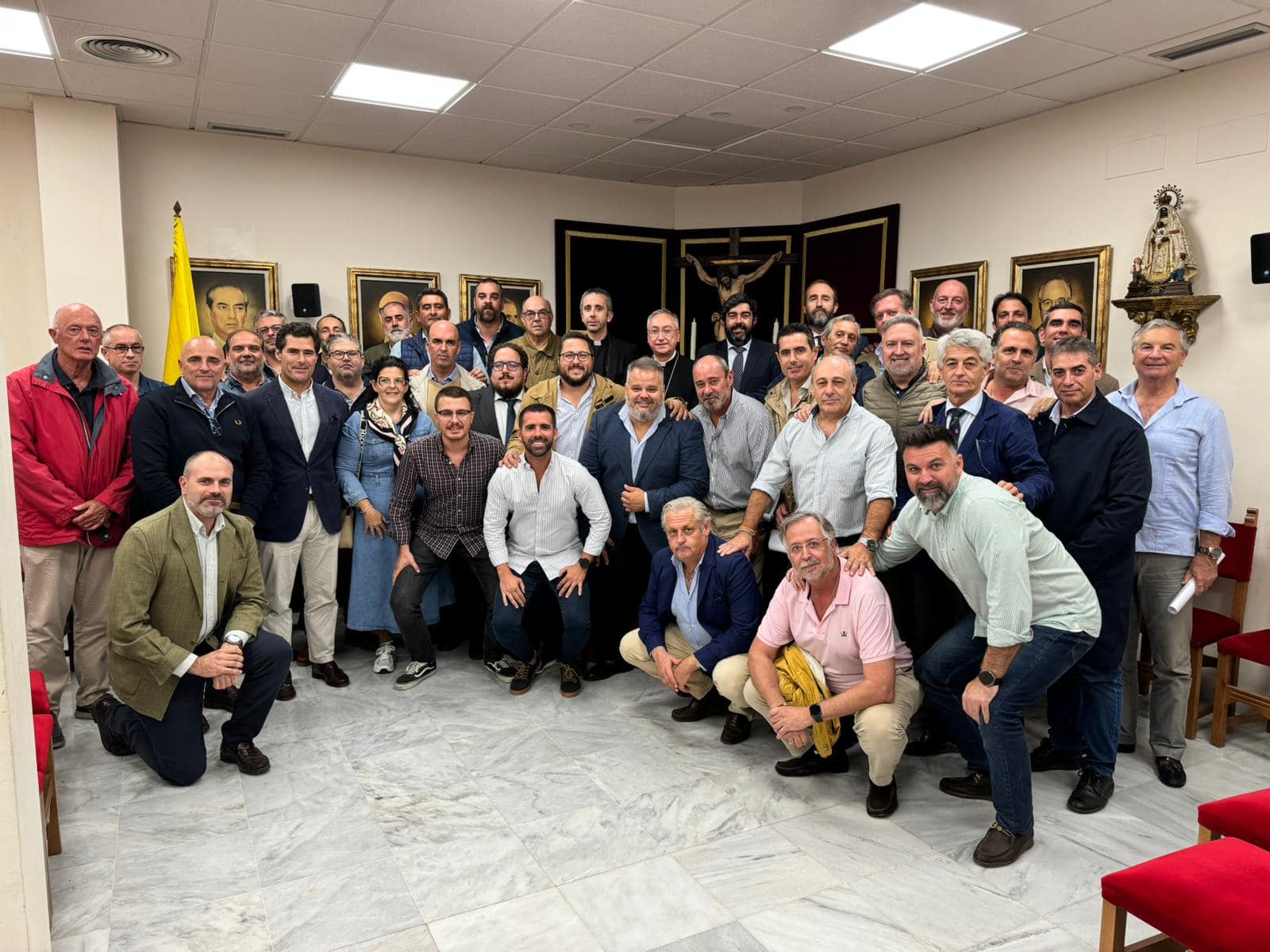 Los hermanos mayores escenifican la unidad del Pleno