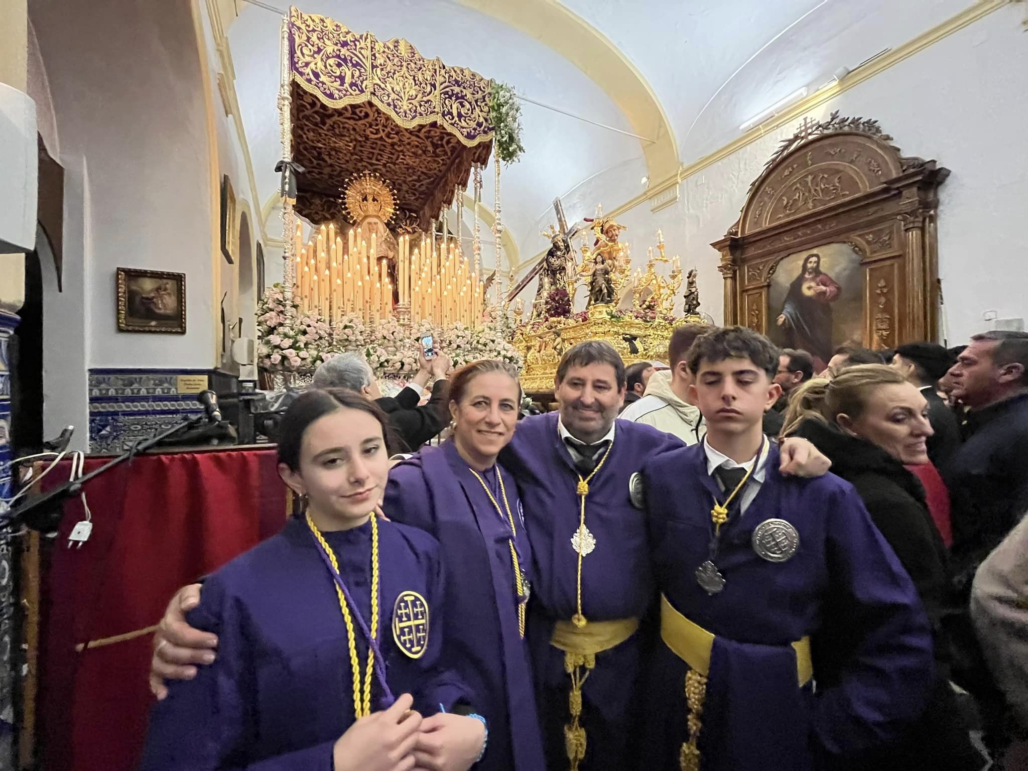 María del Carmen Tejero, junto a su familia, en la Noche de Jesús | Fotografía: Facebook