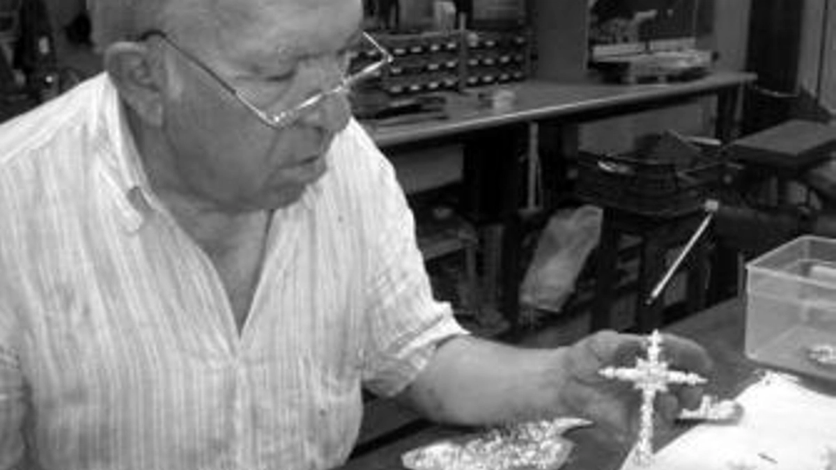 Juan Borrero, en su taller, con algunas piezas de la corona de la Virgen del Valle (Fotografía: Hermandad del Santísimo Cristo de la Expiración)