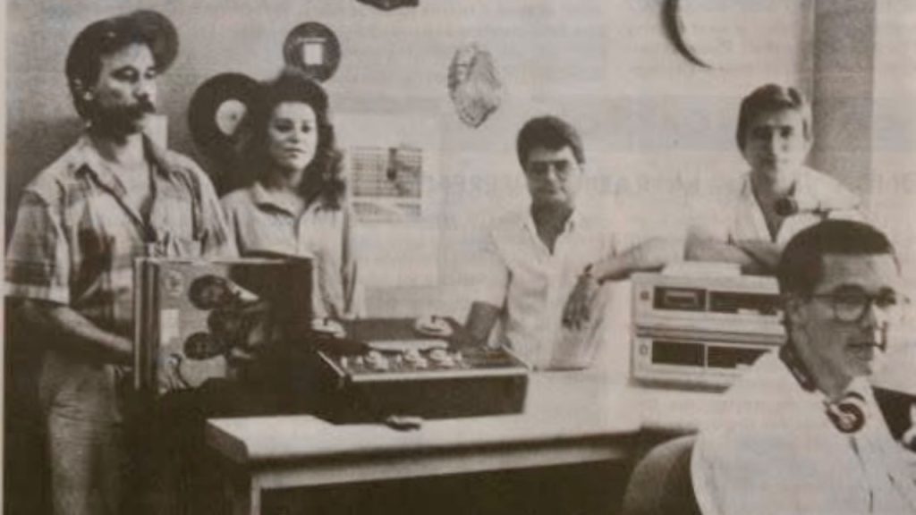 Juan Ignacio López, sentado, en su etapa radiofónica en Onda Jerez