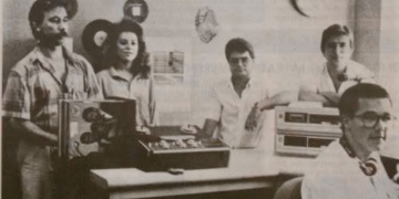 Juan Ignacio López, sentado, en su etapa radiofónica en Onda Jerez