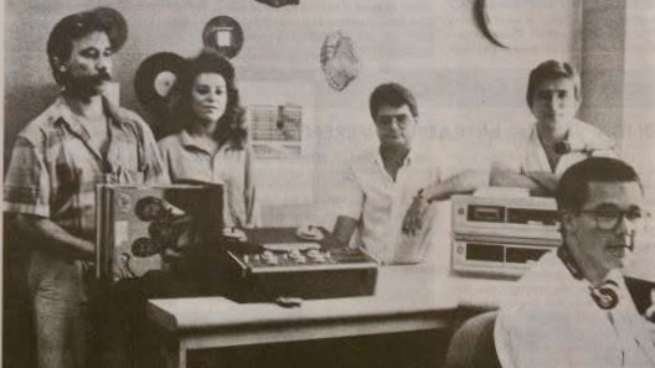 Juan Ignacio López, sentado, en su etapa radiofónica en Onda Jerez