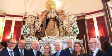 La alcaldesa destaca la labor social y solidaria de la Hermandad de la Coronación en la imposición de la Medalla de Oro de Jerez a la Virgen de la Paz